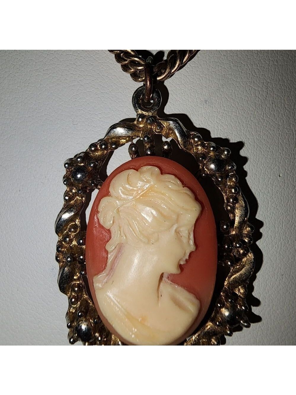 Vintage Art Nouveau Cream Cameo Necklace 14" - Picture 5 of 5